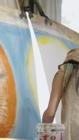 pintura de mujer en lienzo