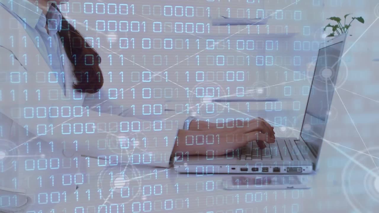 animación del procesamiento de datos y la red de conexiones a través de una mujer de negocios caucásica que usa una computadora portátil