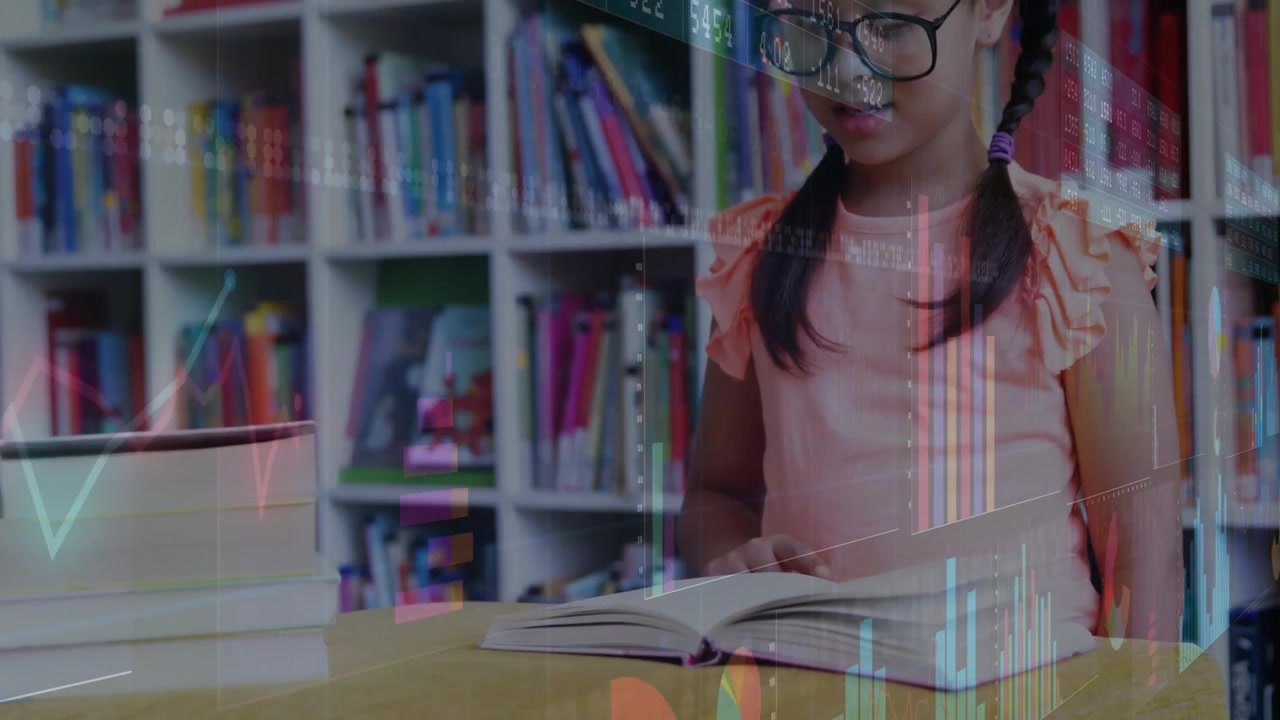 Scolara che appoggia le mani su un libro e avvia sovrapposizioni di grafici animati mentre legge per lo studio