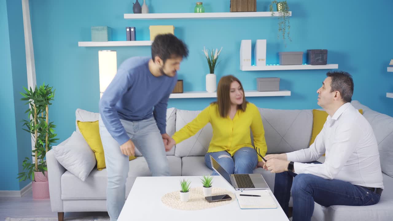 아빠를 남자친구와 소개한 여자애