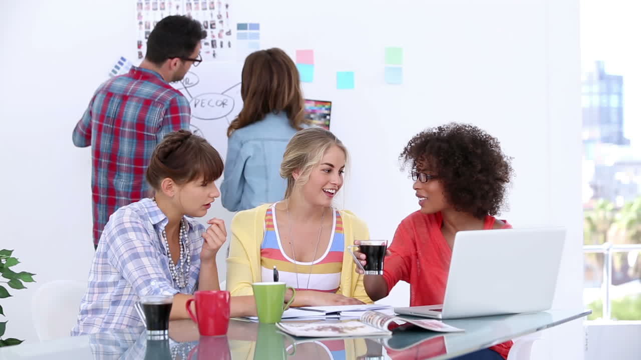 grupo de diseñadores de lluvia de ideas