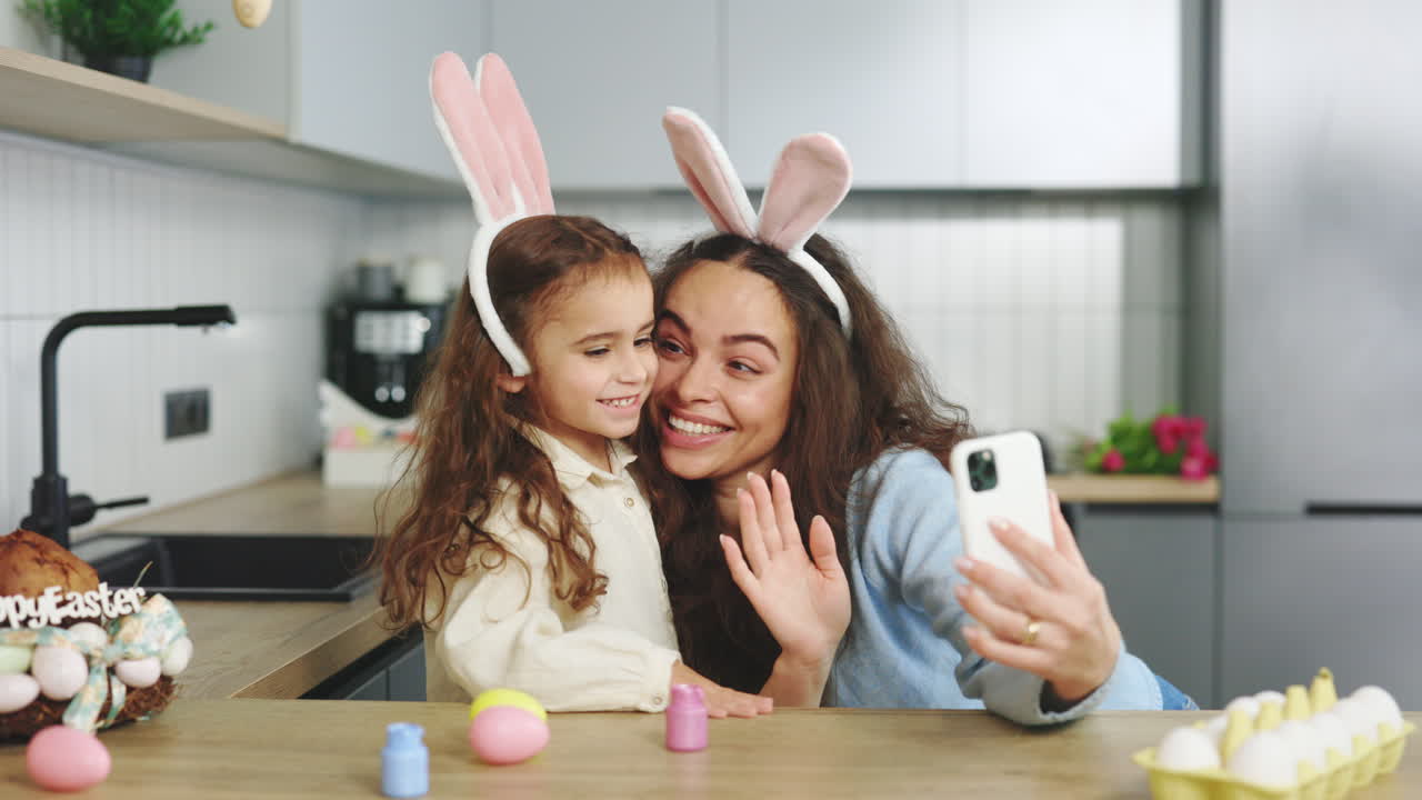 Mãe e Filha Celebrando a Páscoa