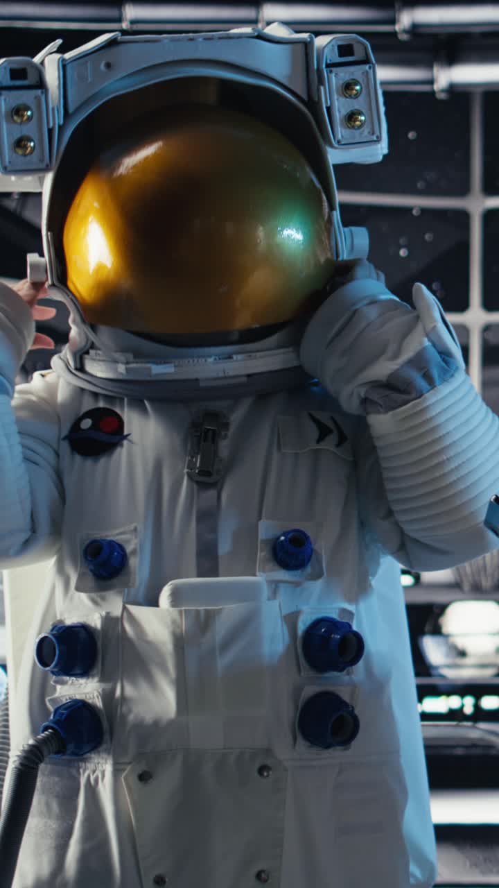 Video verticale Uomo che colonizza un pianeta reagisce a una presenza extraterrestre
