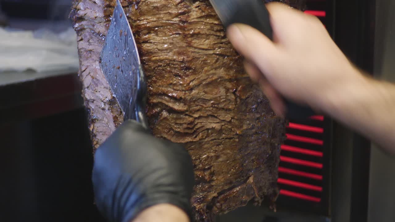 cocción de chawarma o shaurma asado en una rostera vertical o espit que gira lentamente