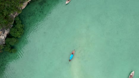 Imágenes-De-Drones-De-La-Laguna-De-La-Isla-De-Hong-Con-Barcos-Navegando-A-Través