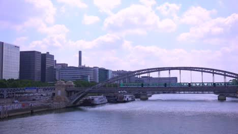 un tren subterráneo cruza un puente en parís 2