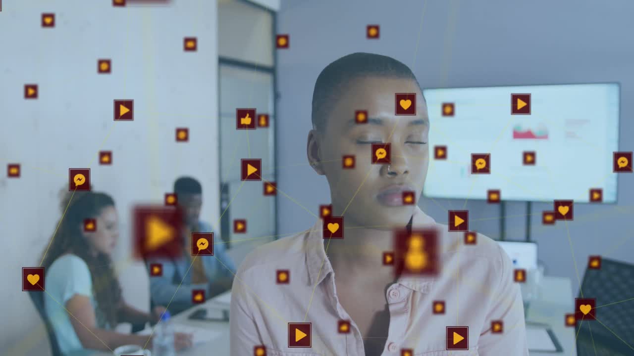 animación de iconos conectados sobre una mujer biracial de cabello corto sonriente de pie en la oficina