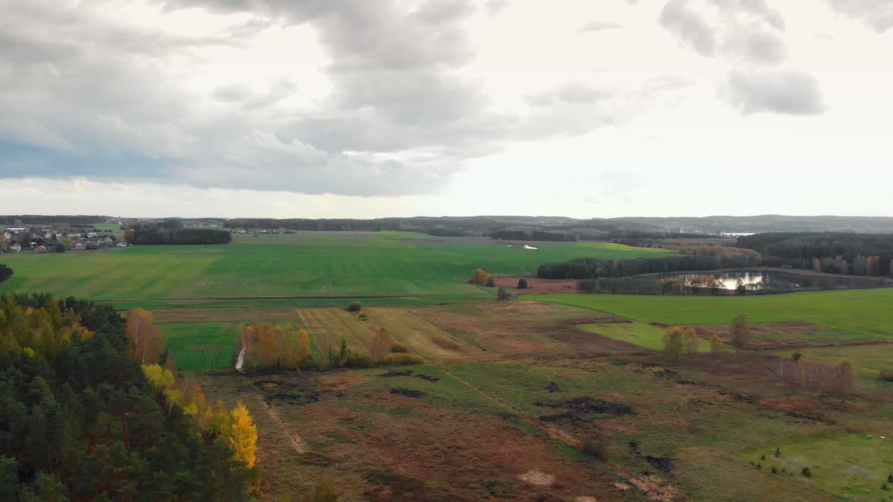 широкие возделанные сельскохозяйственные угодья в чаржикове, польша - крупный план
