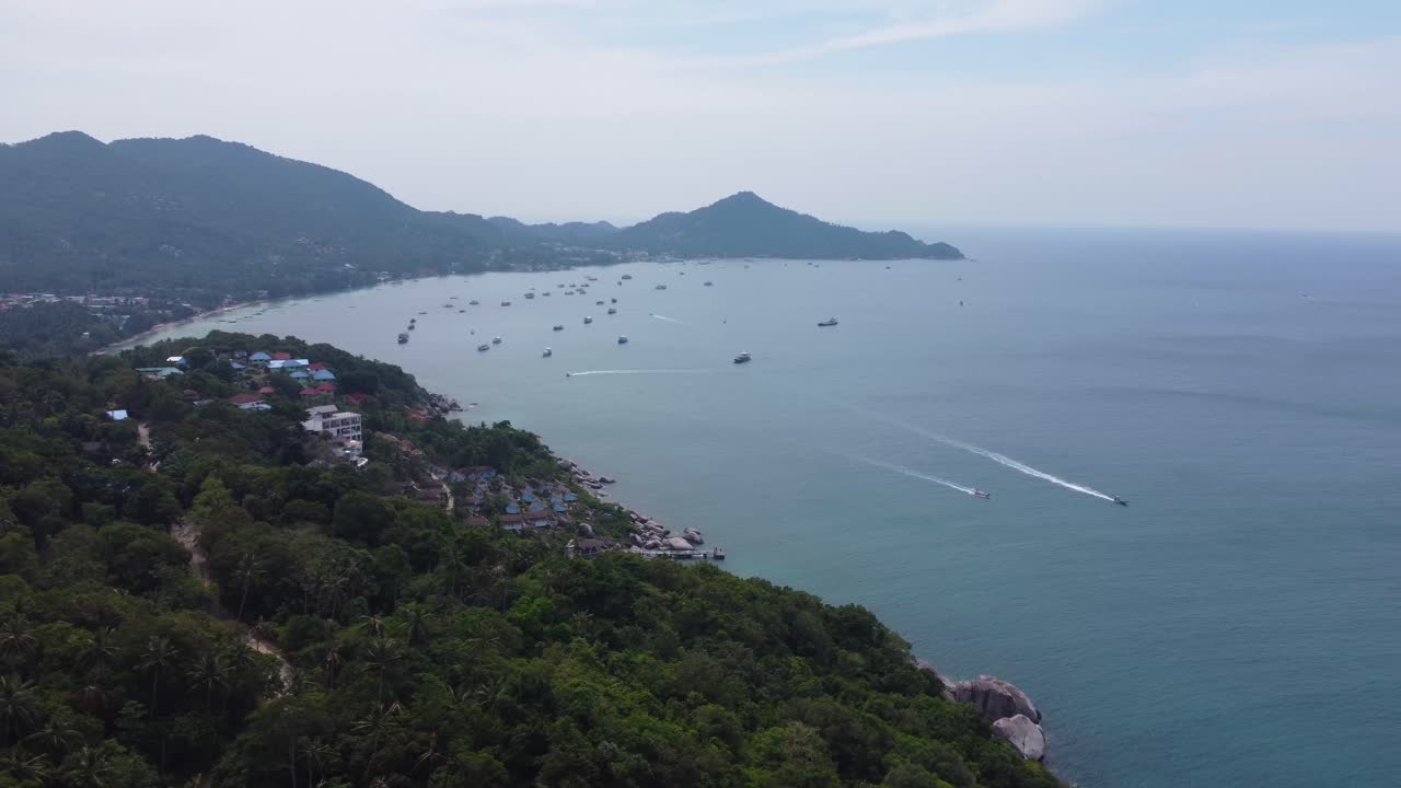 los barcos en movimiento, el ballet marítimo se desarrolla ofreciendo una escena de papel tapiz tranquila