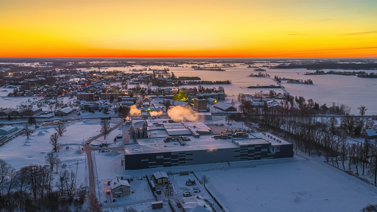 Talvinen auringonnousu lumisen kaupungin yllä tyynessä timelapse-näkymässä