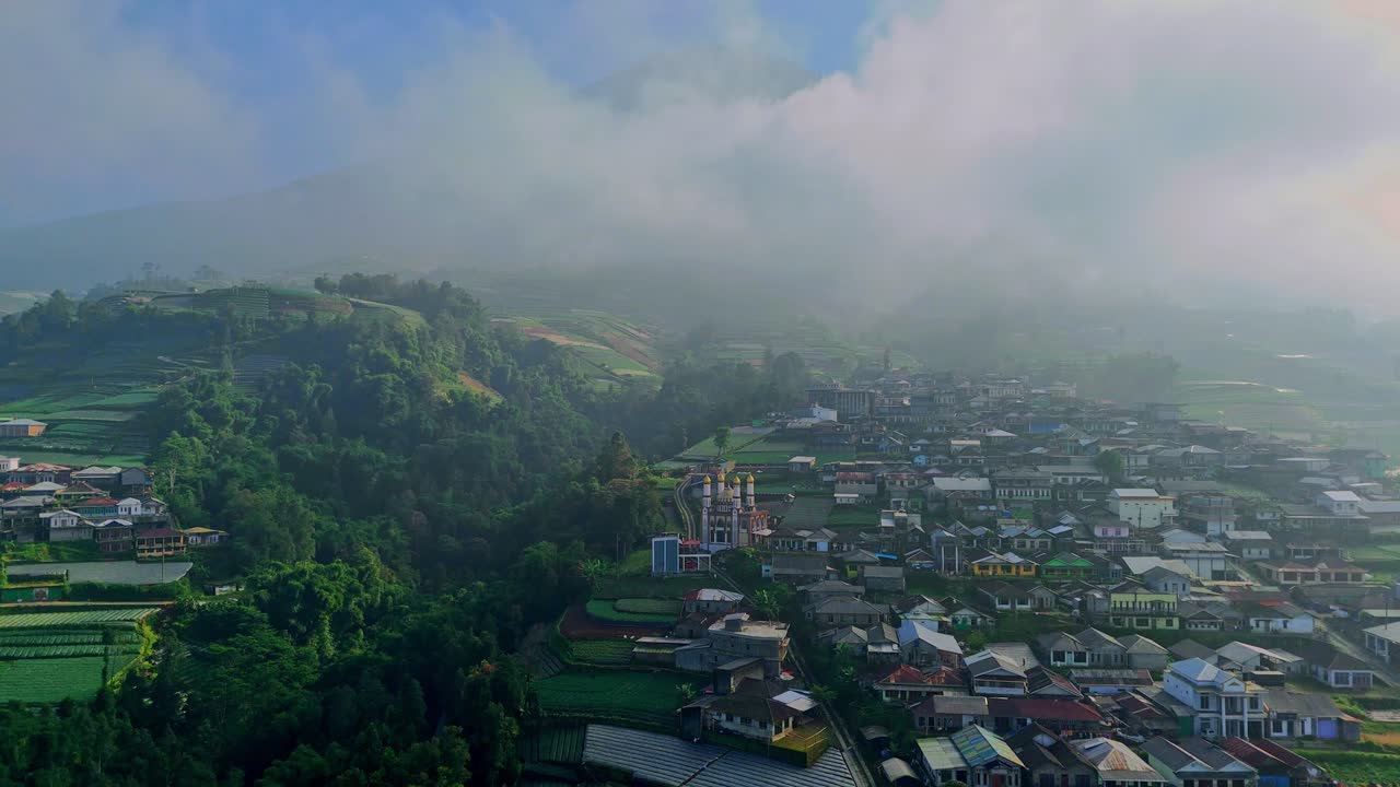 vista aérea de drones del paisaje rural en la ladera de la montaña
