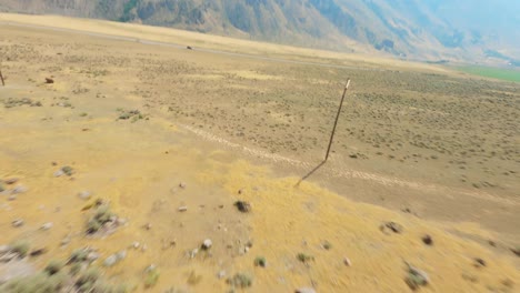 dron fpv rápido volando por la colina de la montaña seca en el parque nacional