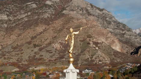 estatua del ángel moroni de oro en la aguja de la torre del templo mormón provo lds, antena