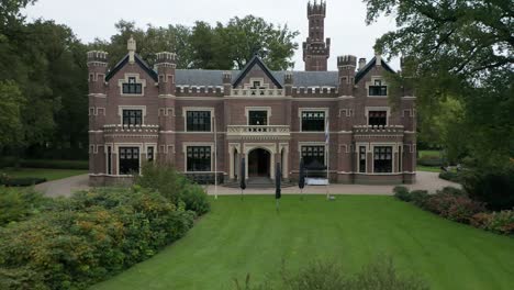 Low-aerial-towards-Schaffelaar-Castle,-a-beautiful-monumental-manor-in-Barneveld,-the-Netherlands