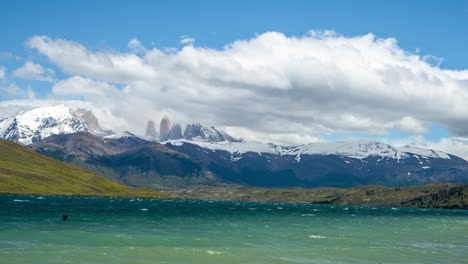 lapso de tiempo de nubes moviéndose sobre los picos de los andes y el lago de grey, patagonia, chile