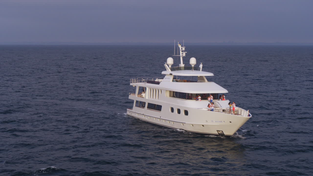 роскошная яхта, совершающая круиз по морю