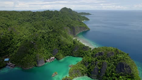 Raja-Ampat-Luftaufnahme-Des-Strandes-Und-Des-Riffs-An-Einem-Heißen,-Sonnigen-Tag