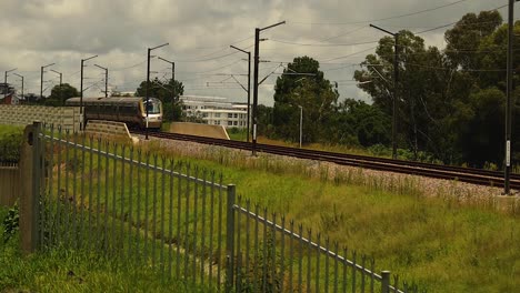 tren pasando lentamente, tiro panorámico lento