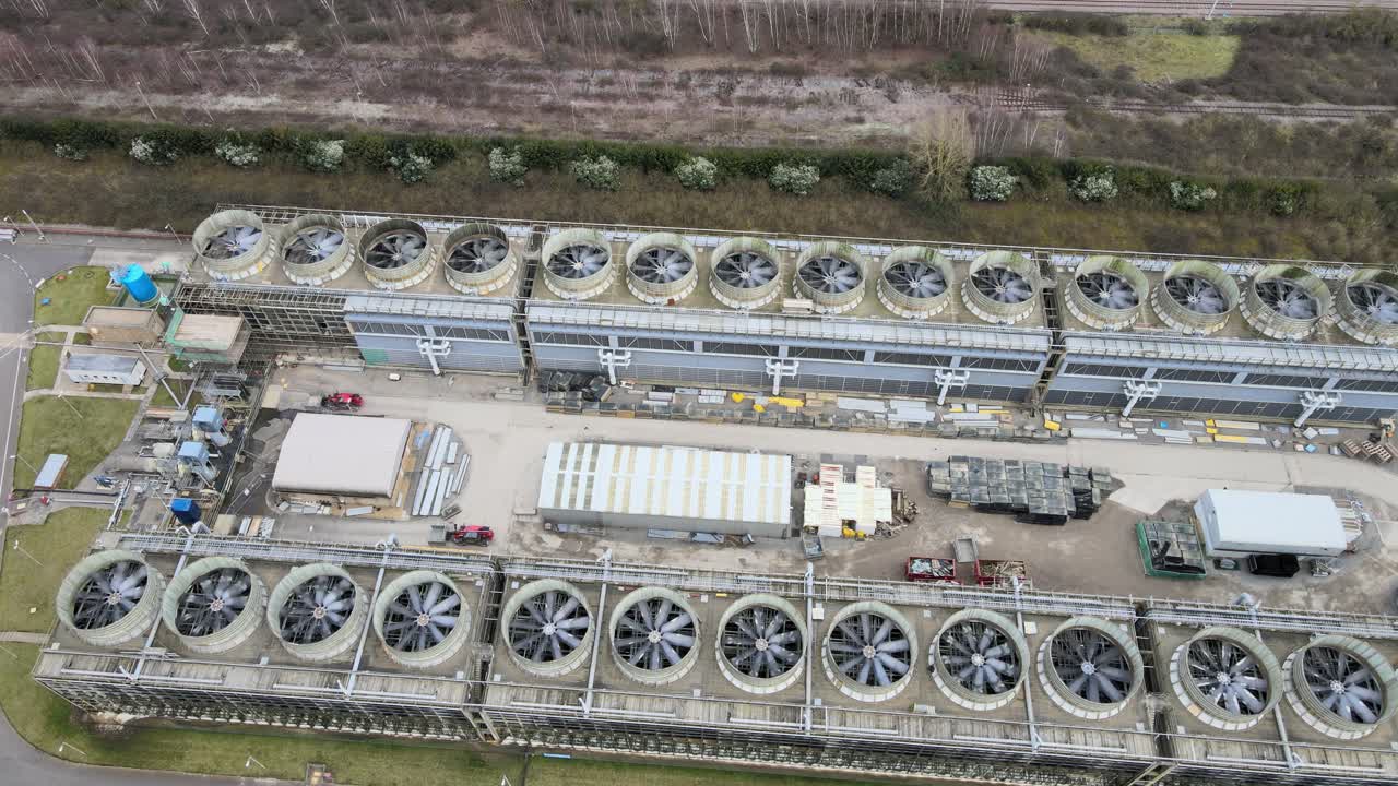 Ventole di raffreddamento della centrale elettrica di Little Barford, St Neots, Regno Unito (vista aerea)
