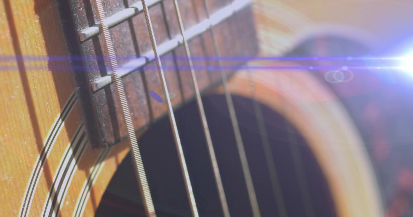 Animação de luz piscando sobre cordas de guitarra em movimento.