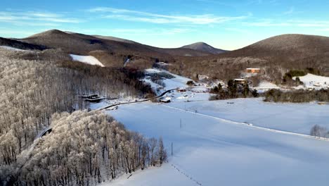 escenas de nieve en la nieve aérea cerca de boone y soplando roca nc, carolina del norte