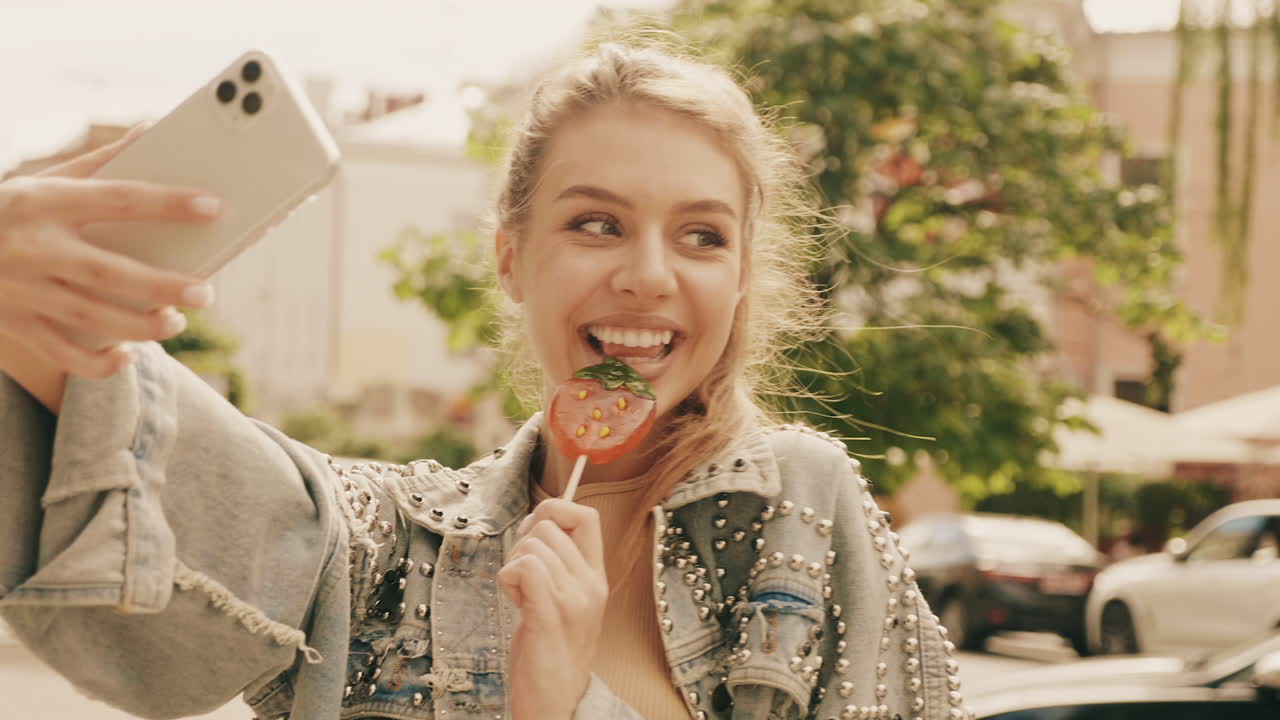 도시에서 셀피를 찍는 여자