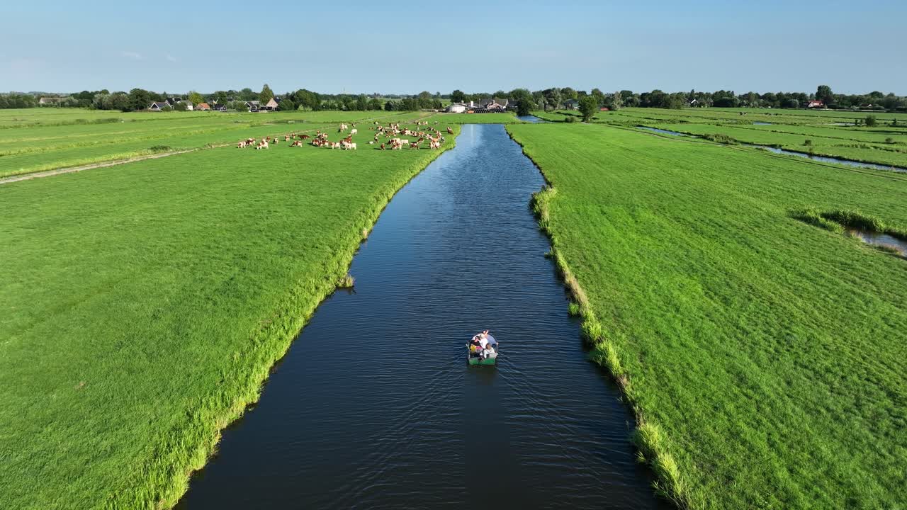 네덜란드 폴더 수로에서 작은 보트의 공중 드론 샷