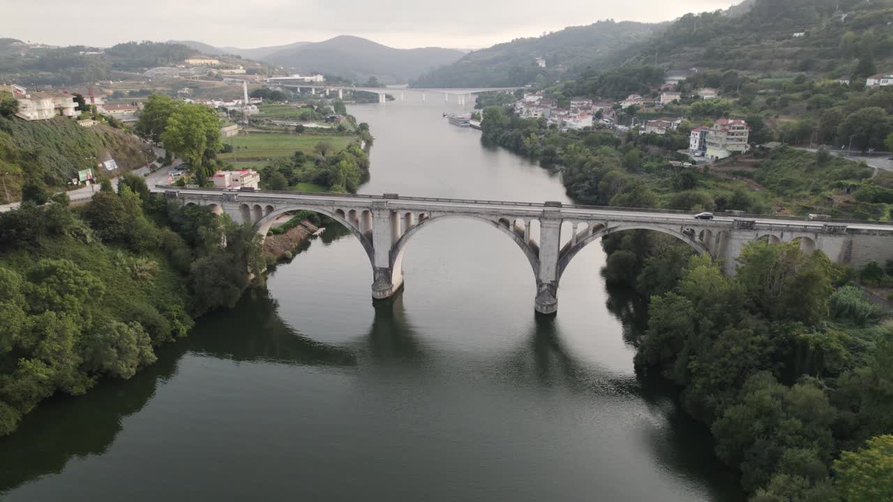공중에서 천천히 하강하는 아름다운 entre-os-rios 아치형 다리 tâmega river, portugal