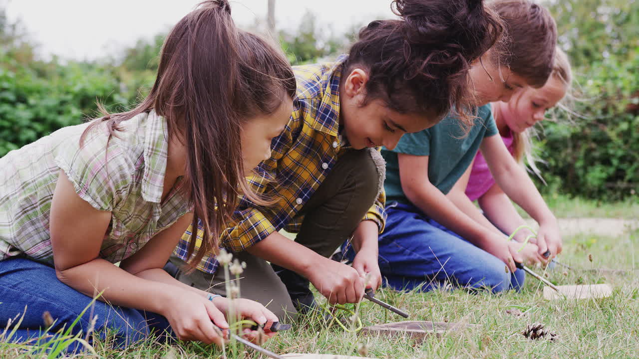 grupo de niños en un viaje de acampada al aire libre aprendiendo a hacer fuego
