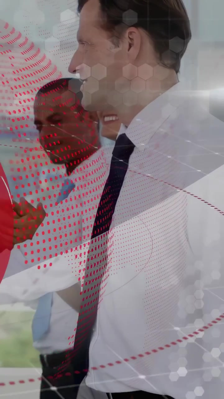 Video verticale: Uomo in camicia bianca che saluta con una stretta di mano, il team dell'ufficio applaude, con un globo rosso che si sovrappone alla vista.