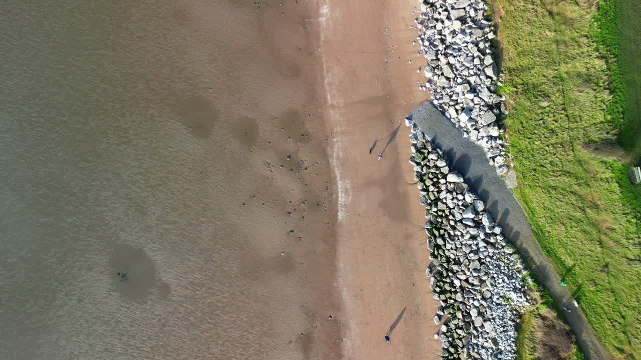 은 오후에 드론으로 거대한 해변 그림자 산책자 - 쿠빈스 그린 비치, 칼디 - 와이럴, 영국