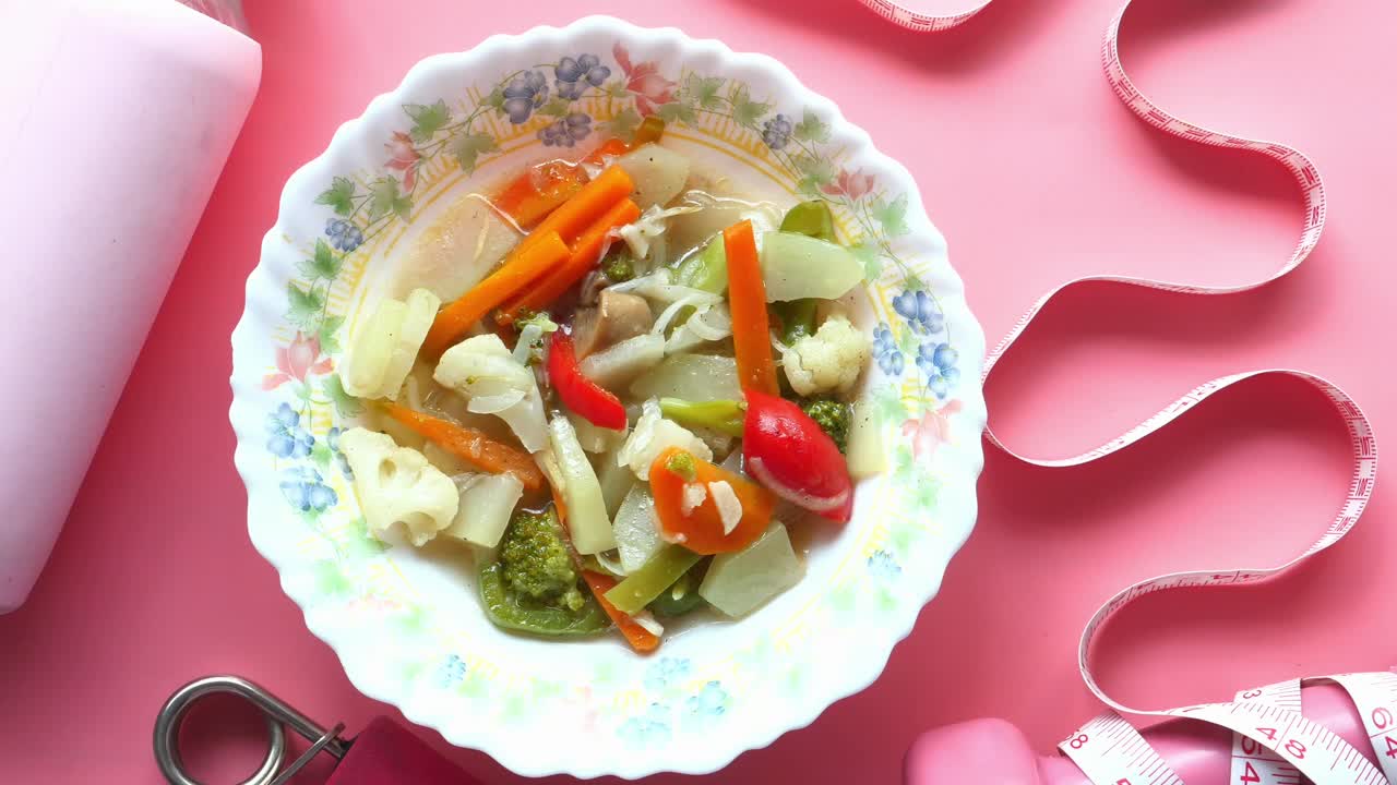 건강한 채소 식사 준비와 피트니스 액세서리