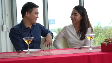 pareja romántica feliz almorzando en un restaurante