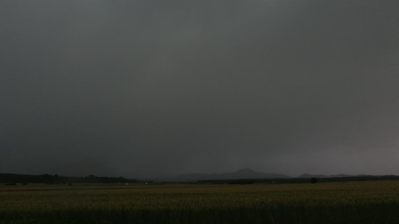 시골 시골 위의 하늘을 비추는 번개와 함께 실시간 천둥 폭풍, 극심한 날씨 및 기후 변화