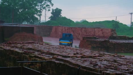 Mini-Camión-En-El-Patio-De-Ladrillos-Durante-La-Temporada-De-Lluvias-En-Bangladesh---Plano-Amplio