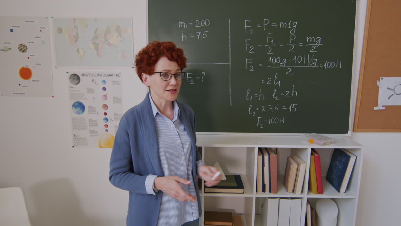I bambini alzano la mano in classe