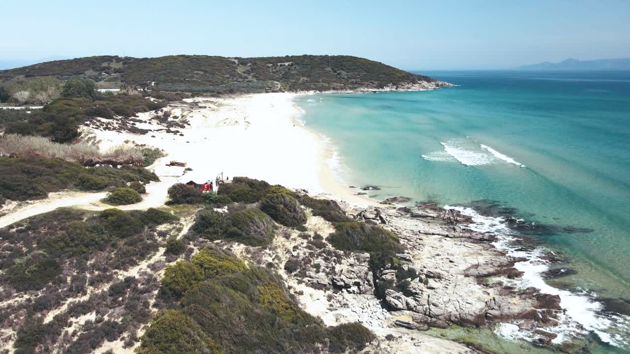 그리스의 열대 해변과 암석 위로 높이 날아가는 영화 같은 4k 드론 클립