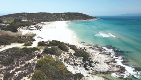 clip cinemático de drones 4k volando alto sobre una playa tropical y formación rocosa en grecia