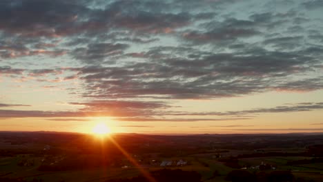 Wunderschöne-Luftaufnahme-Von-Sonnenaufgang,-Sonnenuntergang