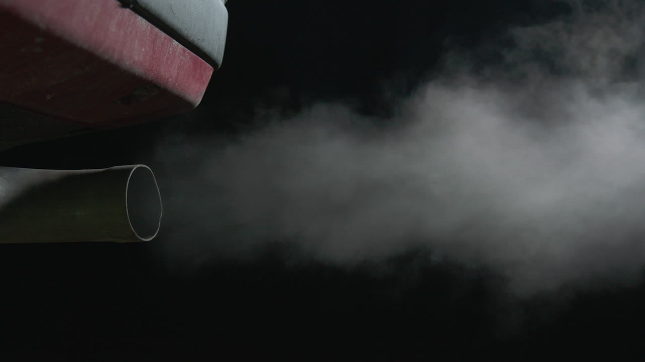 zoom en el escape del coche, fondo negro