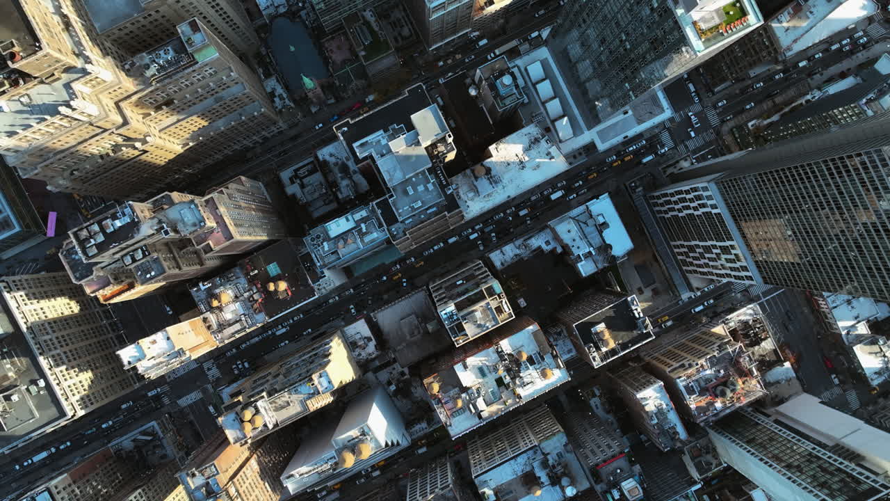 Vista aérea de cima para baixo dos arranha-céus e ruas de Midtown Manhattan, Nova York