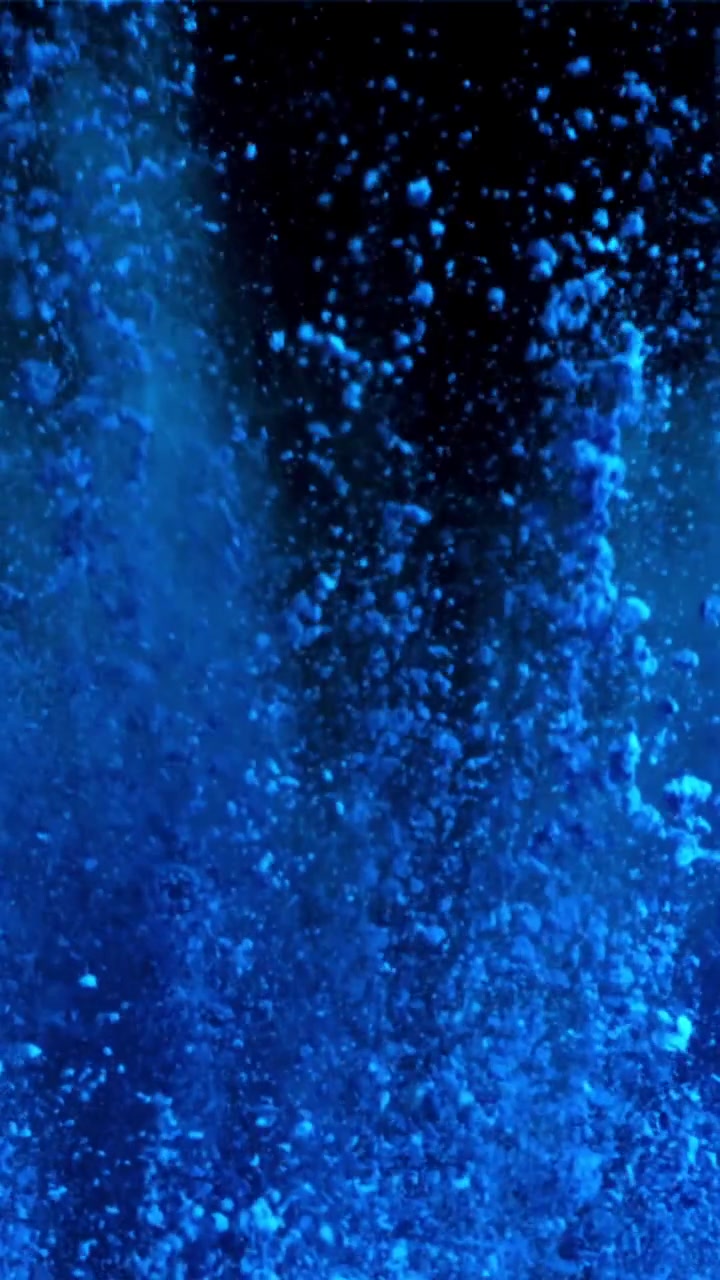 Polvere Blu Vivace che Esplode e si Disperde su Sfondo Nero al Rallentatore