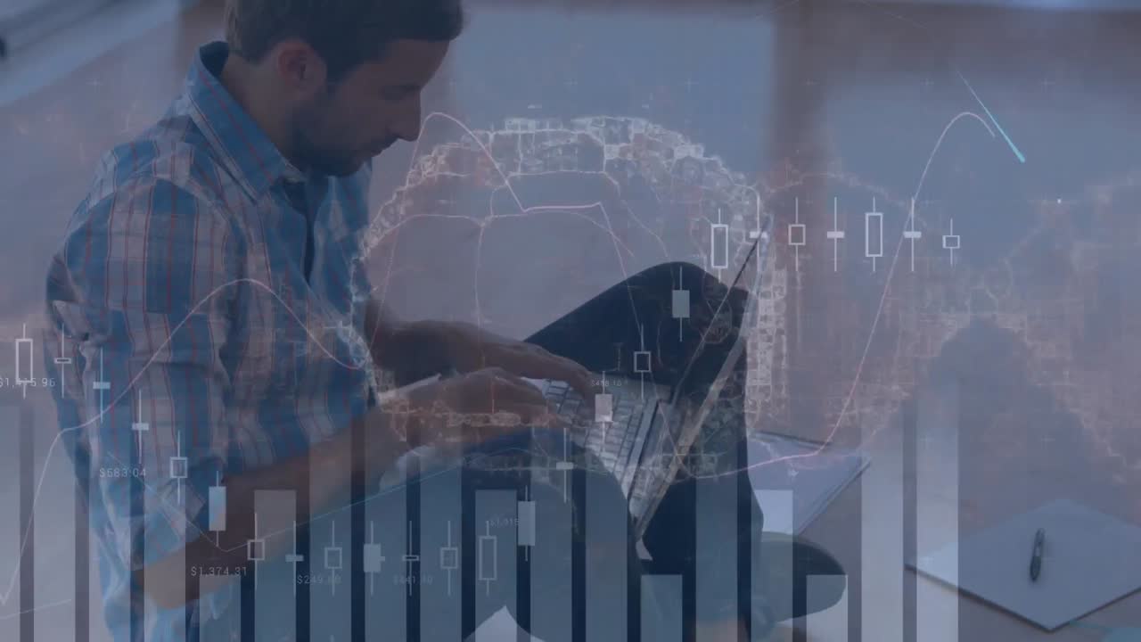 animación de datos financieros y gráficos sobre hombre caucásico usando computadora portátil