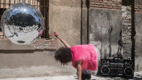 mujer de patinaje sobre ruedas baila y patina afuera en un entorno urbano