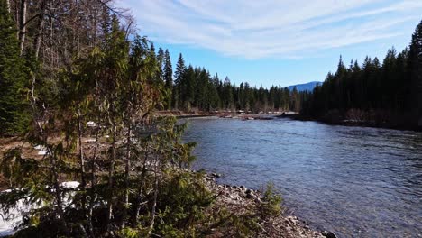 Toma-En-Movimiento-Suave-Del-Río-Y-El-Bosque-Siempre-Verde-En-Cle-Elum-En-Un-Día-Tranquilo-En-El-Estado-De-Washington