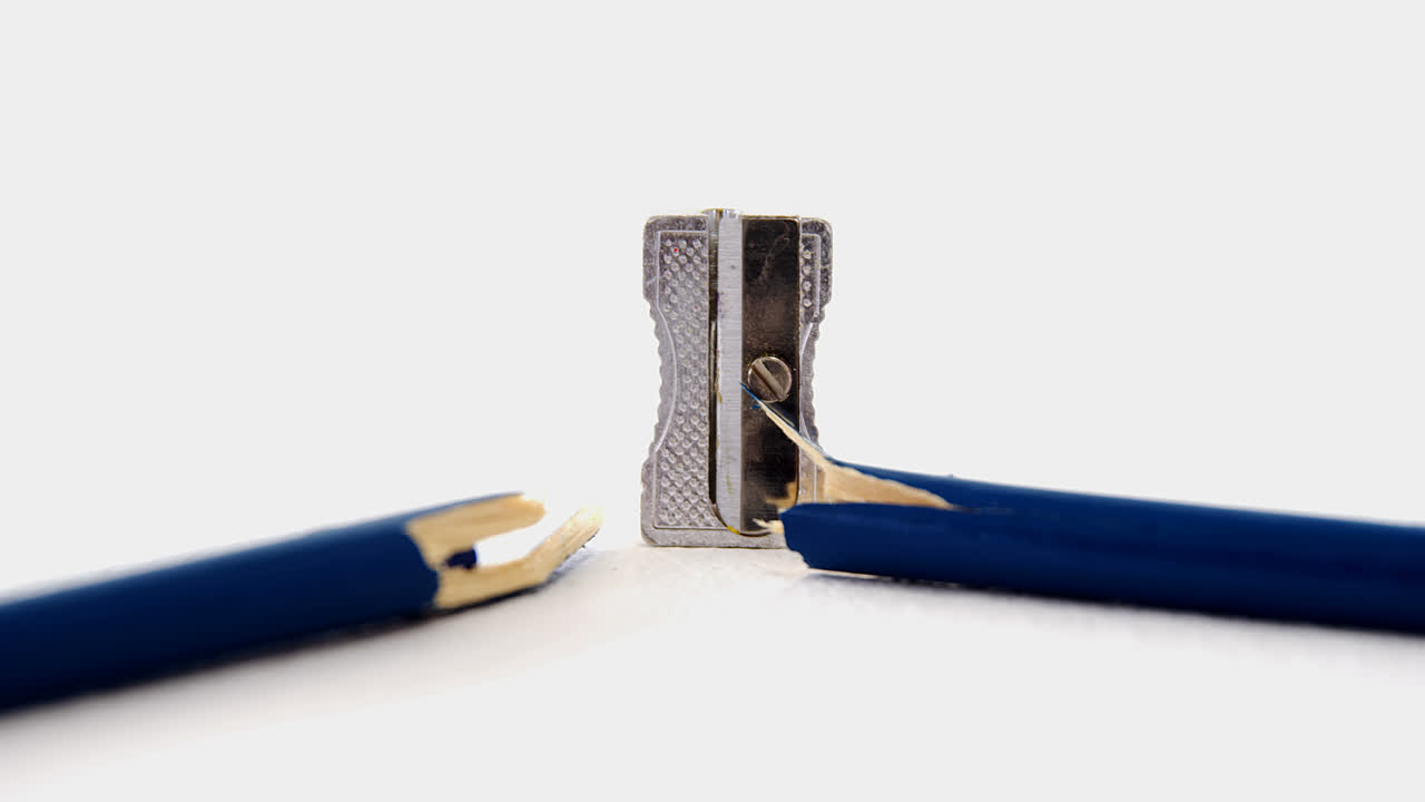 깨진 파란 연필과 날카로움