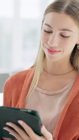 Geschäft,-Lächeln-Und-Frau-Mit-Einem-Tablet