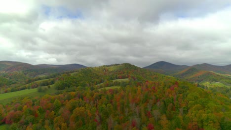 Grandes-Nubes-Hinchadas-Sobre-árboles-Otoñales-De-Hermosos-Colores-En-Las-Montañas-De-Carolina-Del-Norte