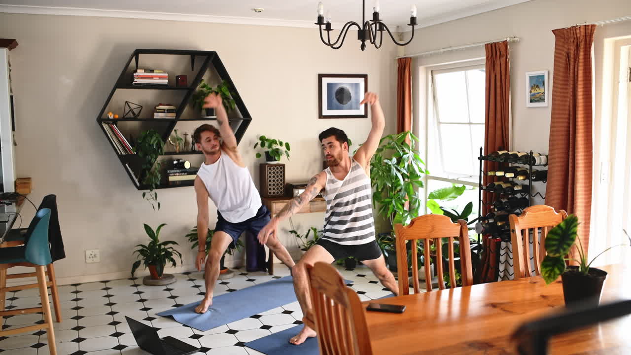 두 명의 젊은이들이 노트북을 사용하면서