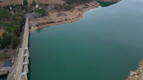 Embalse-De-San-Ponce-En-Cardona-Barcelona-Con-Agua-Azul-Clara-Y-Una-Larga-Presa,-Vista-Aérea